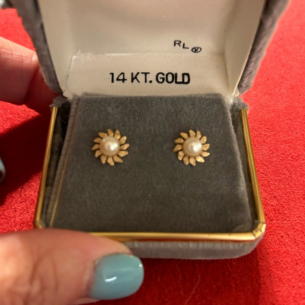 Pearl earrings set in 14k